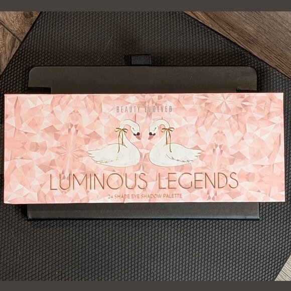 Beauty Evolved, Luminous Legends Eyeshadow Palette β 24 Shades β NEW - Picture 2 of 7